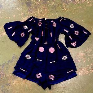 I’m not sure if it’s a adults or kids but kids XXL or women’s XS